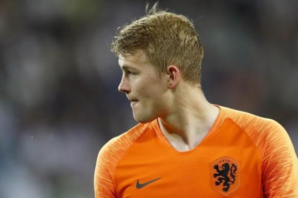  德弗里踢什么位置？