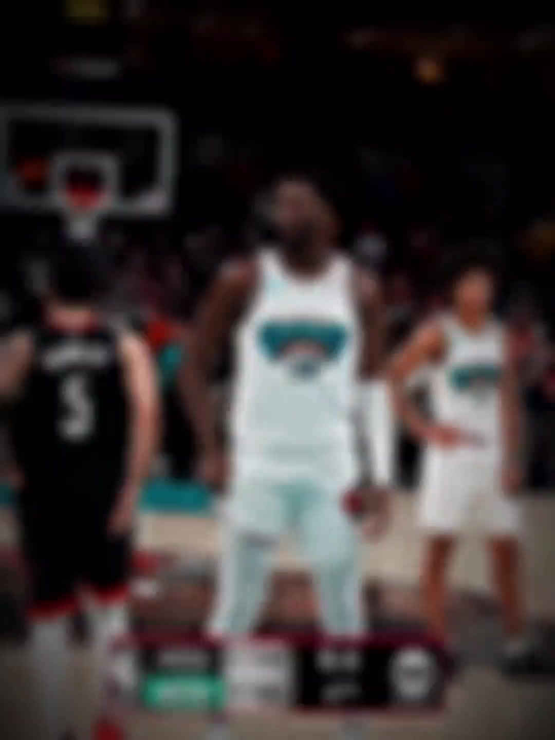  还有这种招范乔丹抹了把汗路过时擦在准备罚球的小贾伦手上