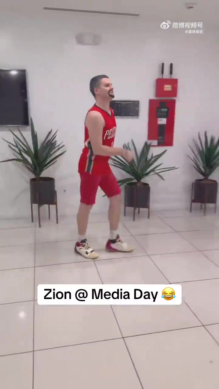  这小哥模仿挺像媒体日的胖虎锡是这么样子