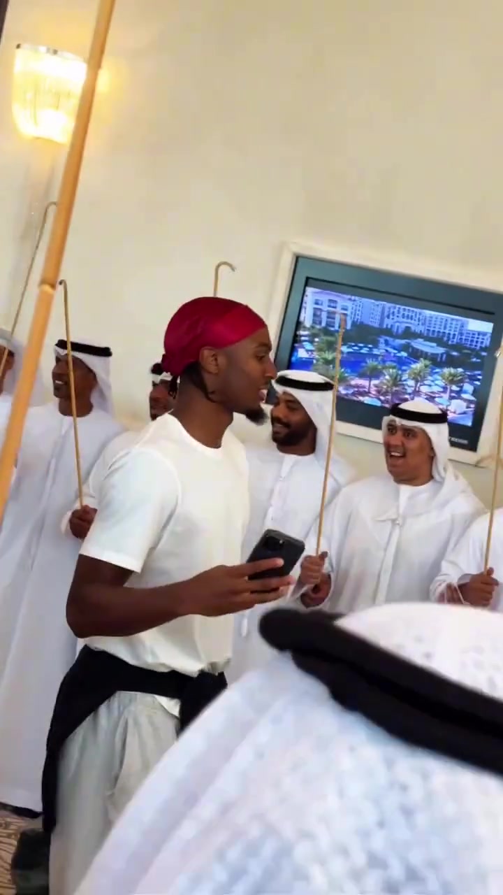  76人全队抵达阿布扎比参加NBA季前赛 保罗乔治穿搭太帅了