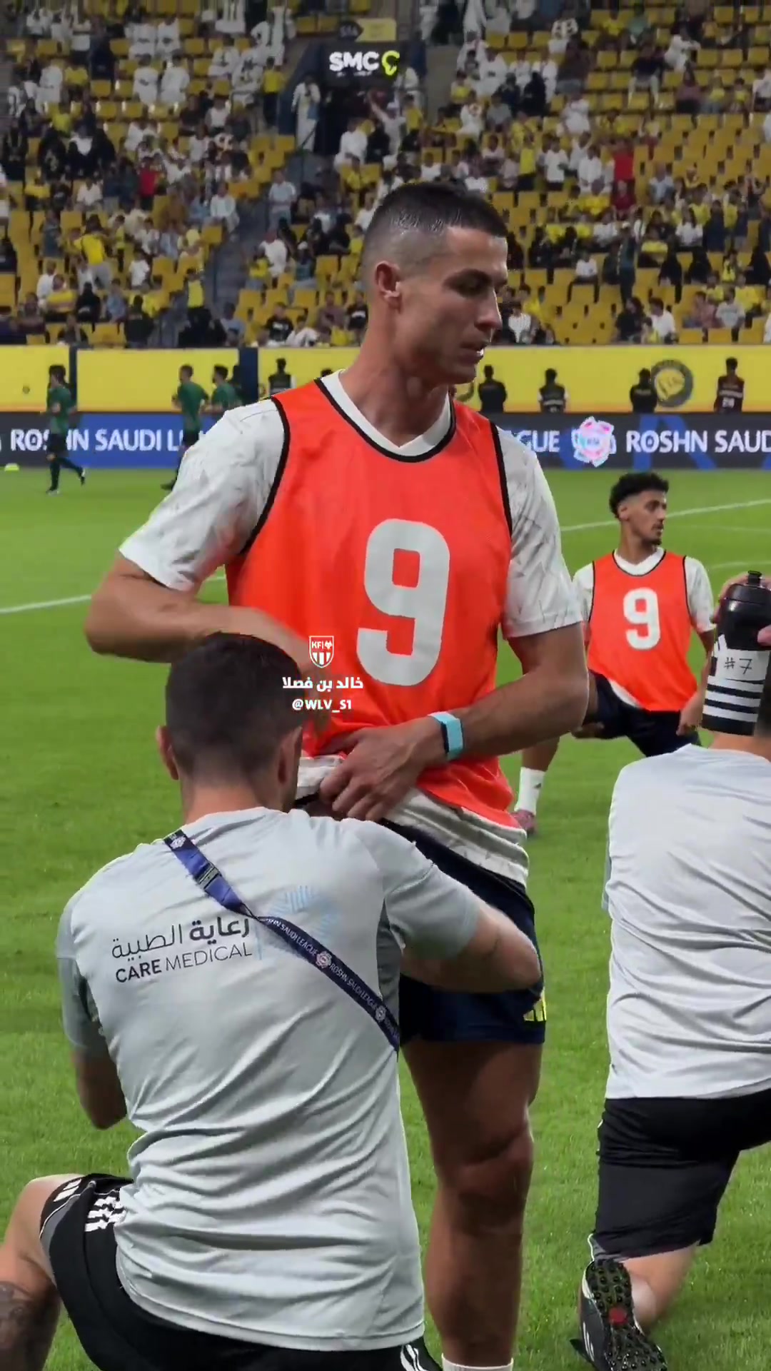  我也想摸摸摸C罗赛前竟然有人专门按摩大腿肌肉