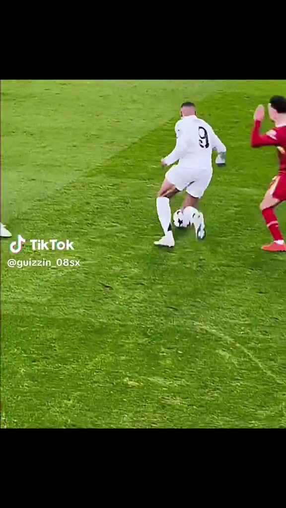  看着都痛姆巴佩连过数人后被范迪克一肘放倒